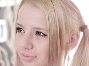 Adorable Teen Gets Penetrated By The Photographer